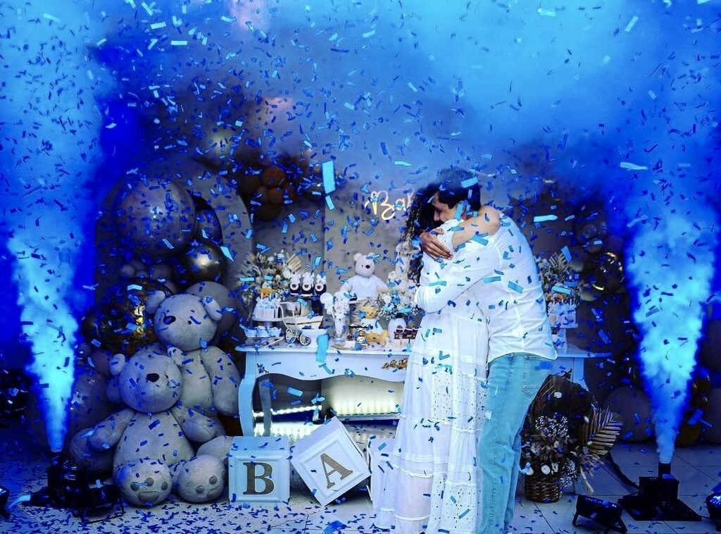 Gender reveal: coloured smoke and daytime fireworks