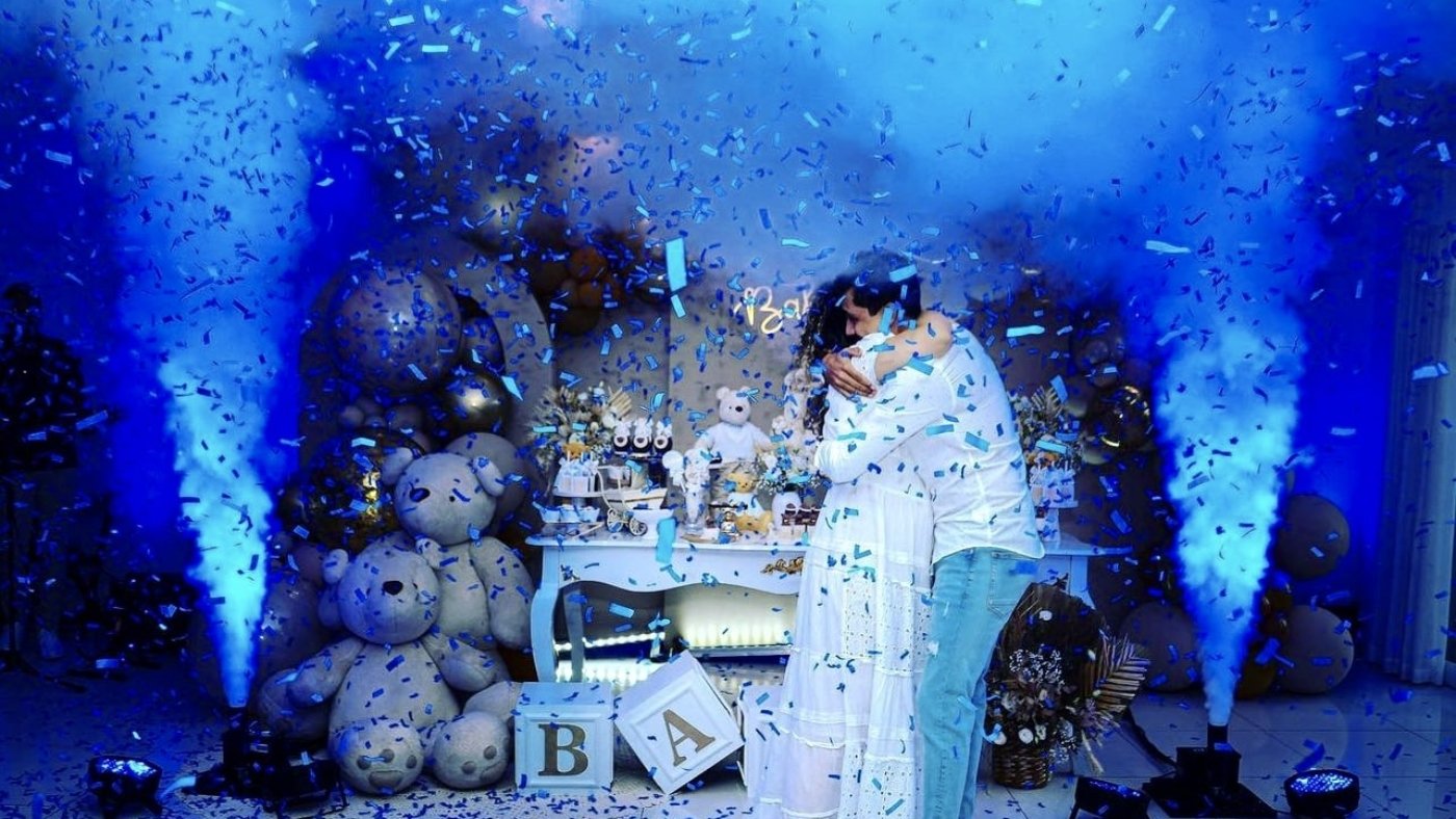 Couple avec fumée bleue lors d'un gender reveal