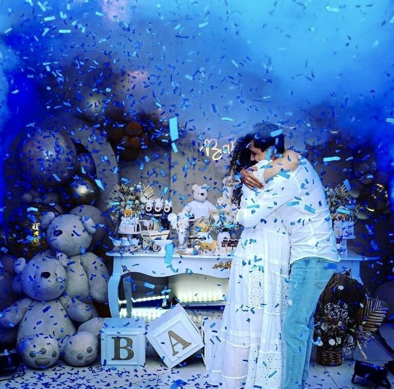 Couple avec fumée bleue lors d'un gender reveal