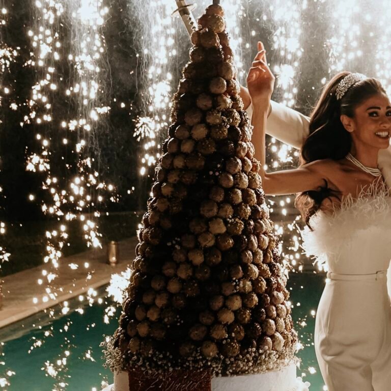 Mariée avec une fontaine d'étincelles
