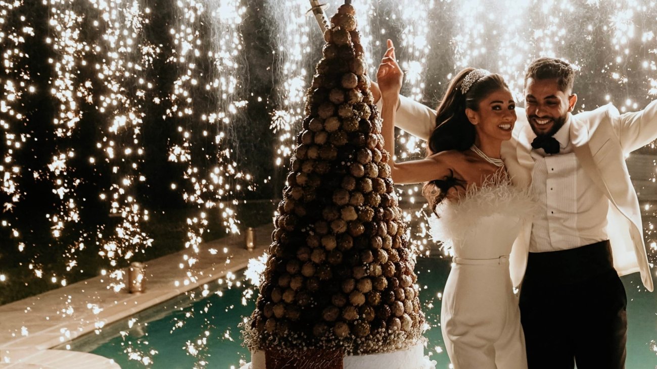 Mariée avec une fontaine d'étincelles