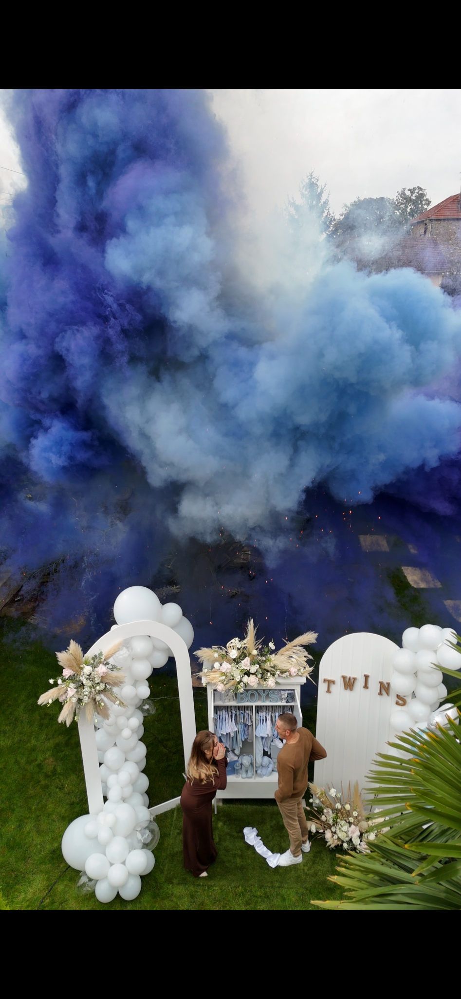Gender Reveal couple découvrant un feu de jour bleu