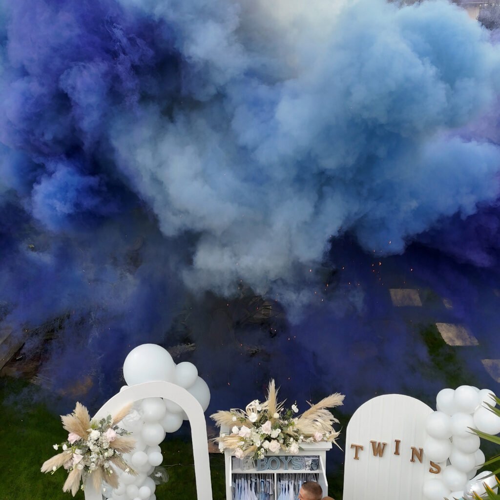 Fumée bleue annonçant une naissance