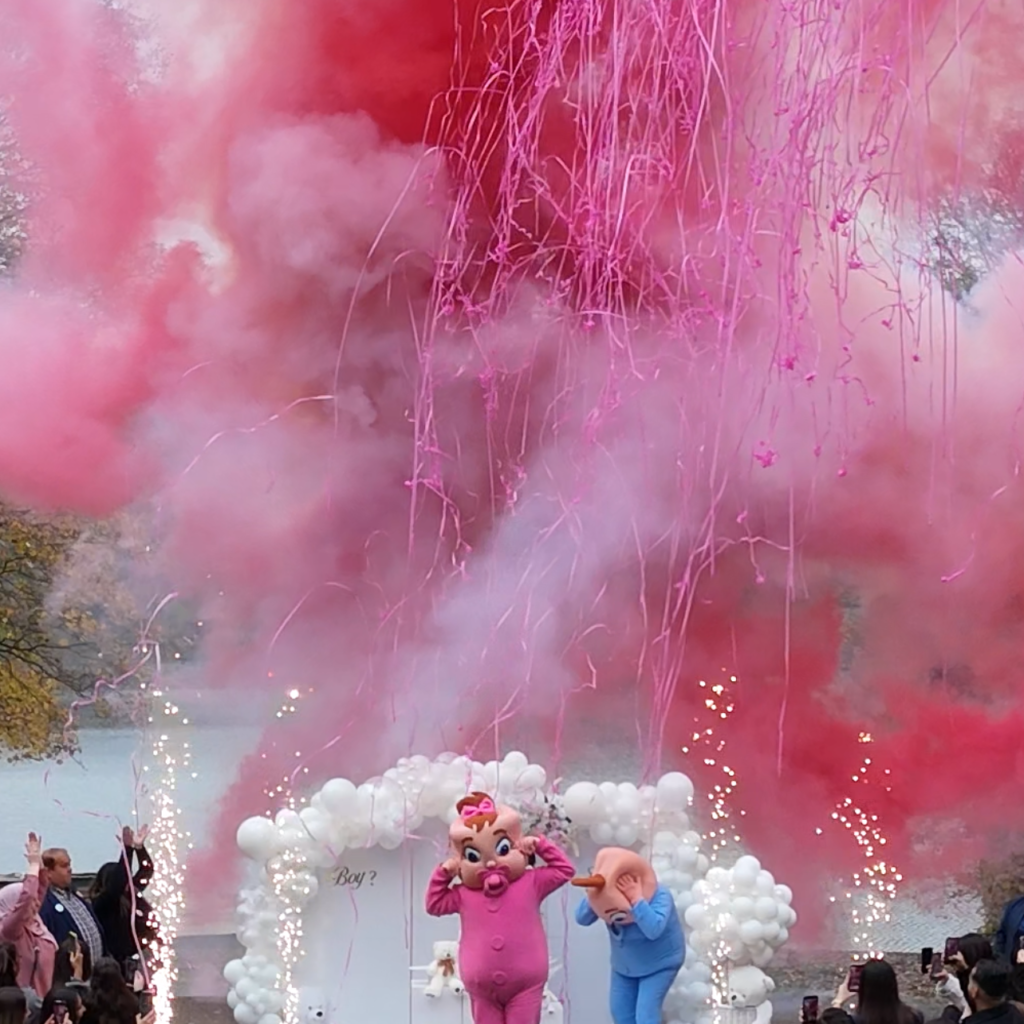 Fumée rose annonçant une naissance