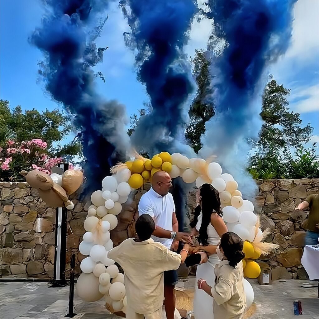 Feu d'artifice de jour bleu pour une révélation