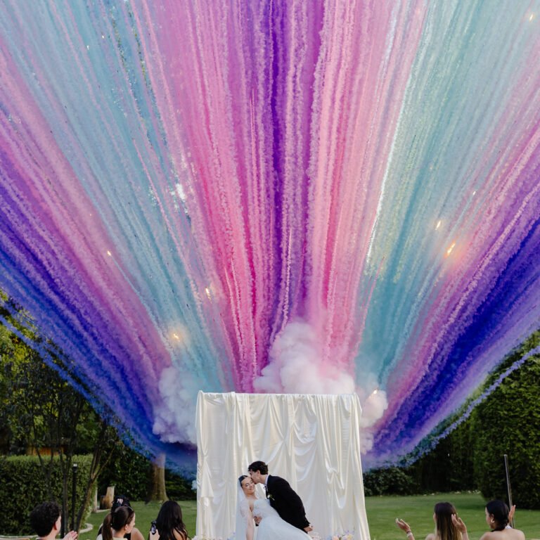 Feux de jour à fumées roses et bleues pendant une cérémonie laïque – Fire Event