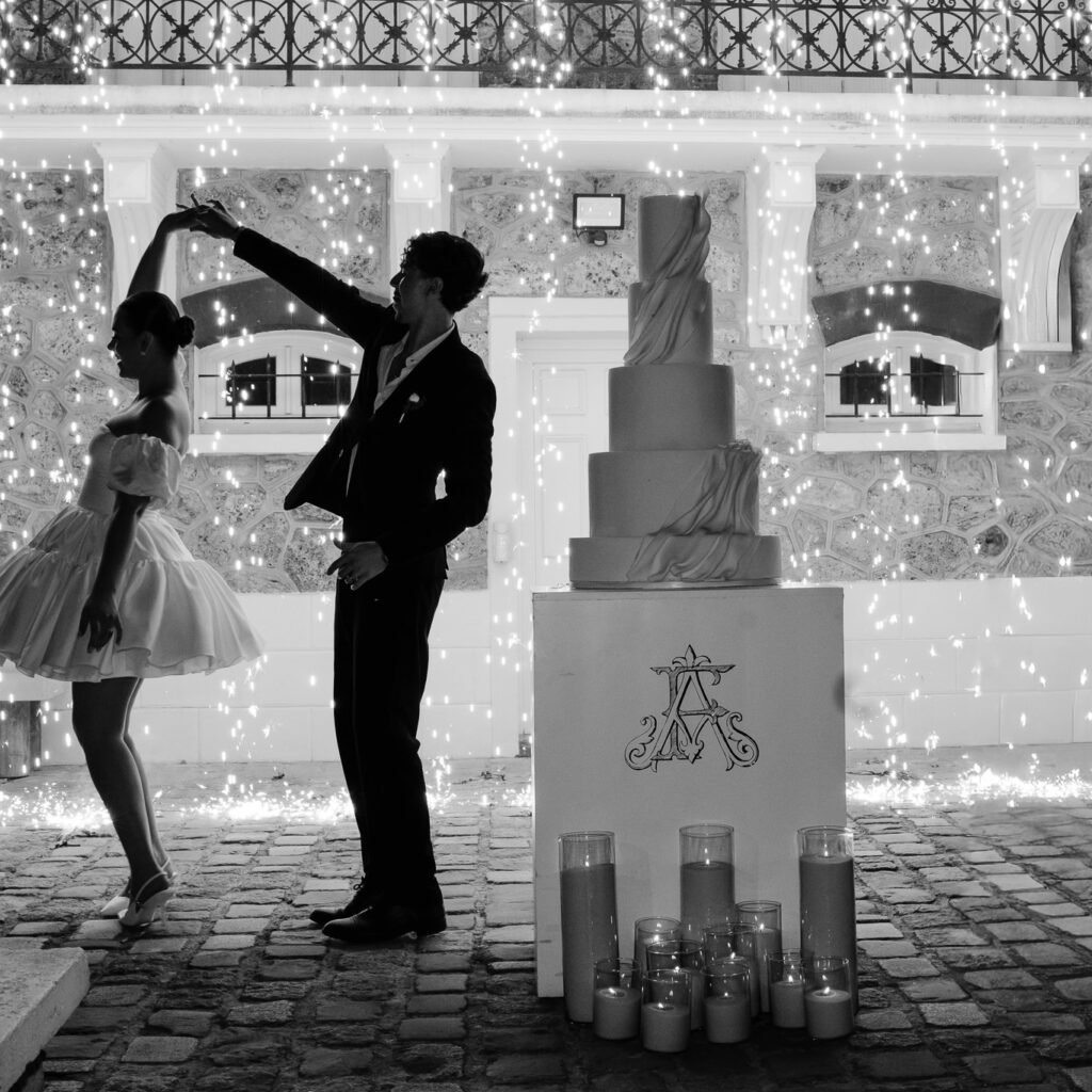 Découpe du gâteau de mariage avec des étincelles