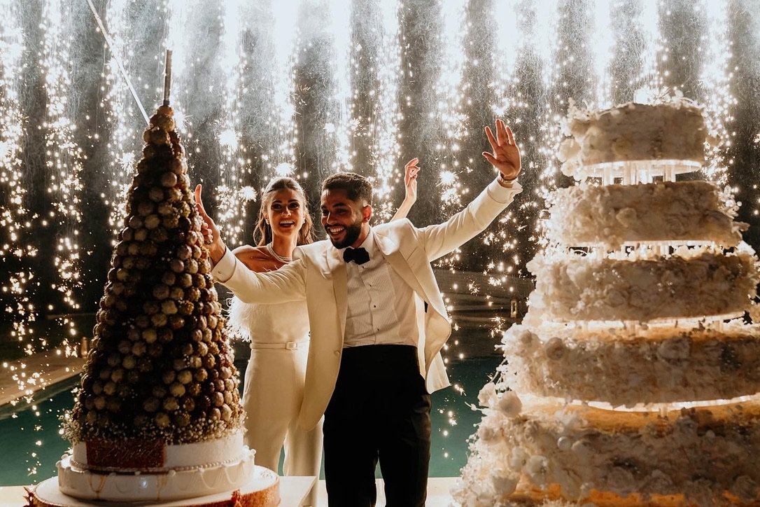 Couple de mariés lors du wedding cake