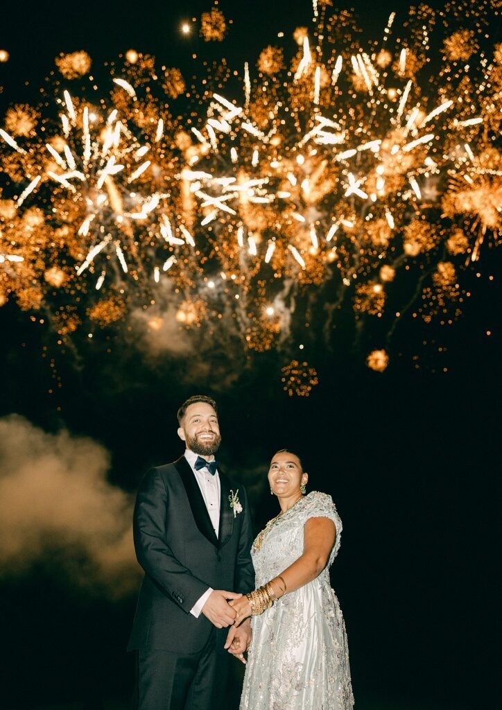 Feu d'artifice doré avec silhouette de couple