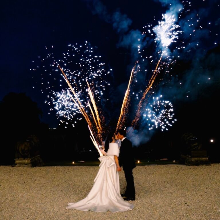 Feux de nuit tirés derrière un couple de mariés – Fire Event