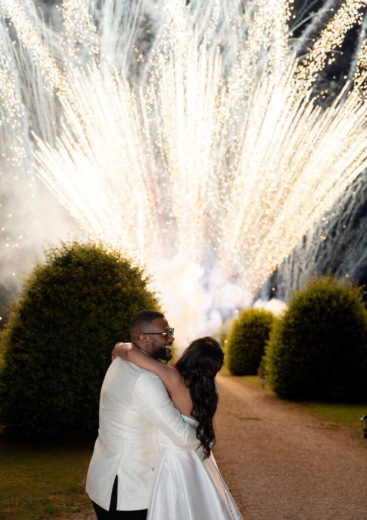 Feu d'artifice blanc et doré lors d'un mariage