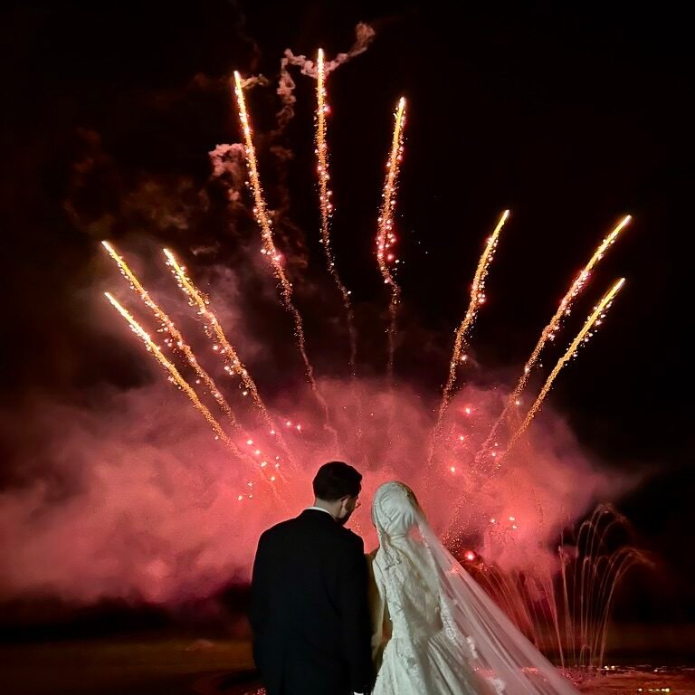 Feu d'artifice doré lors d'un mariage