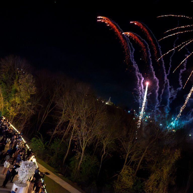 Feu d'artifice orangé tiré de nuit lors d'un événement Fire Event