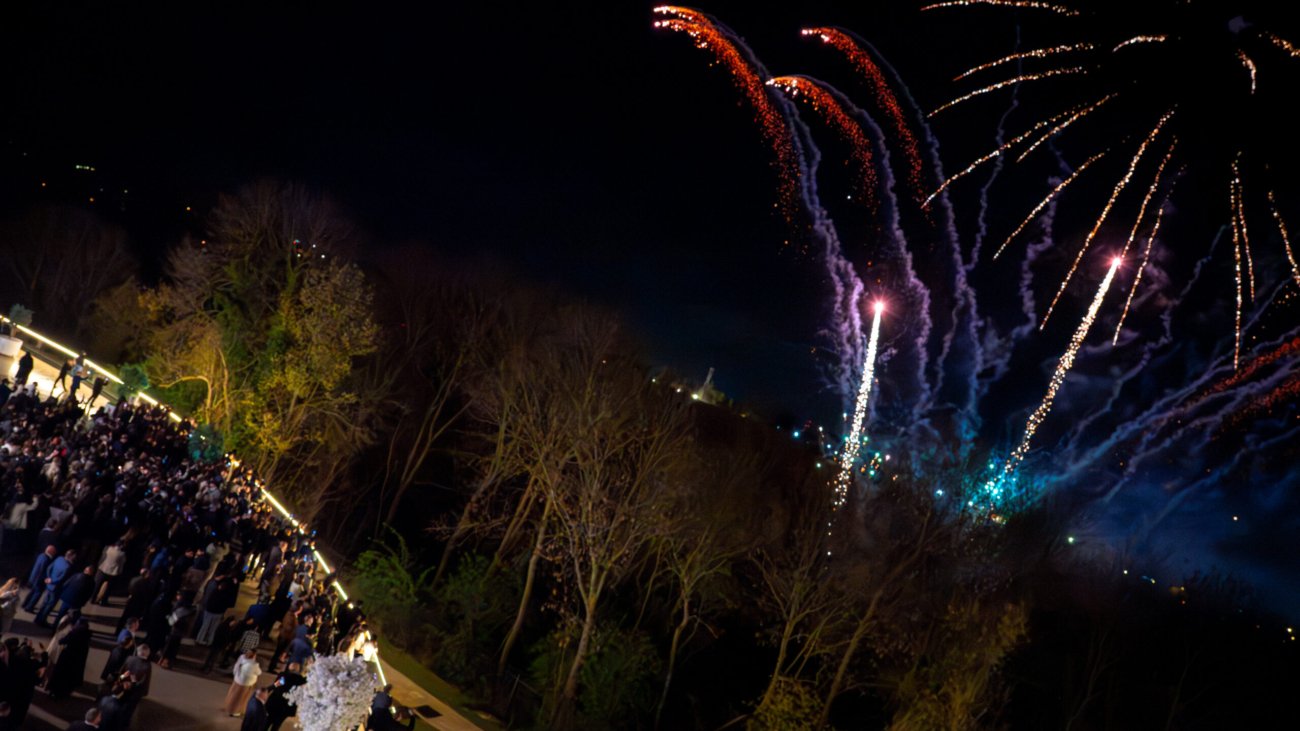 Feu d'artifice orangé tiré de nuit lors d'un événement Fire Event