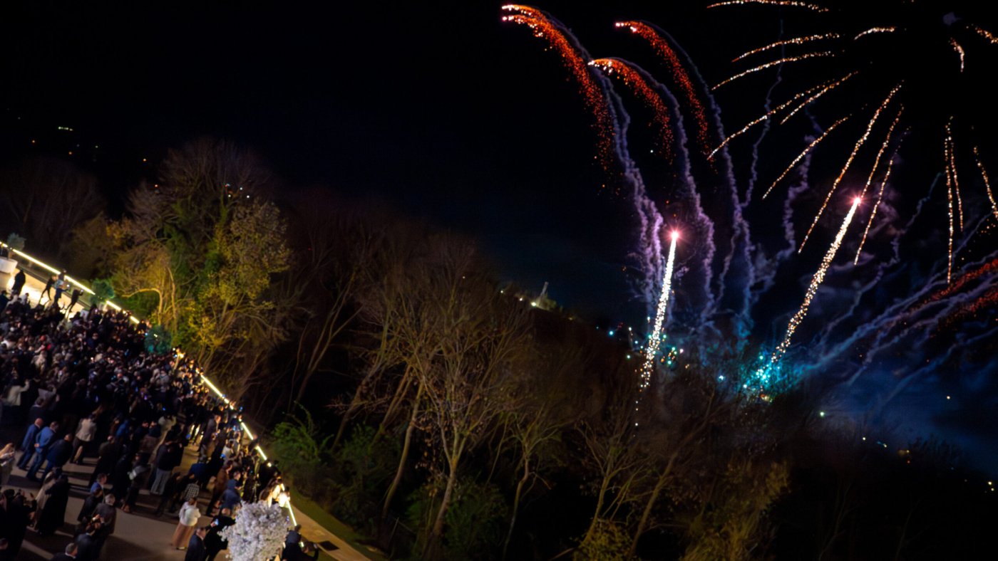 Feu d'artifice orangé tiré de nuit lors d'un événement Fire Event