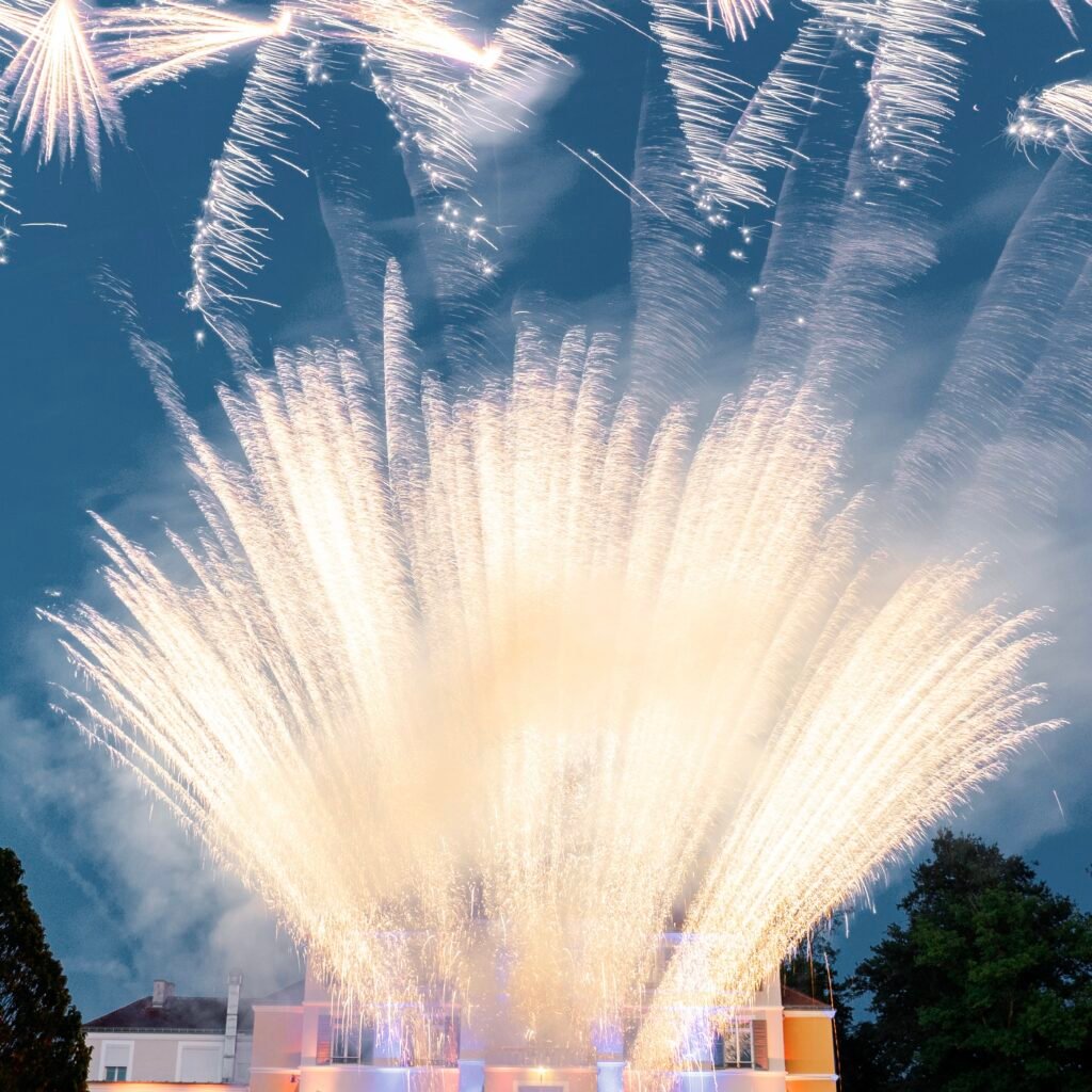 Feu d'artifice doré tiré de nuit