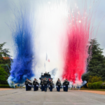 Feu d'artifice de jour lors d'un défilé militaire